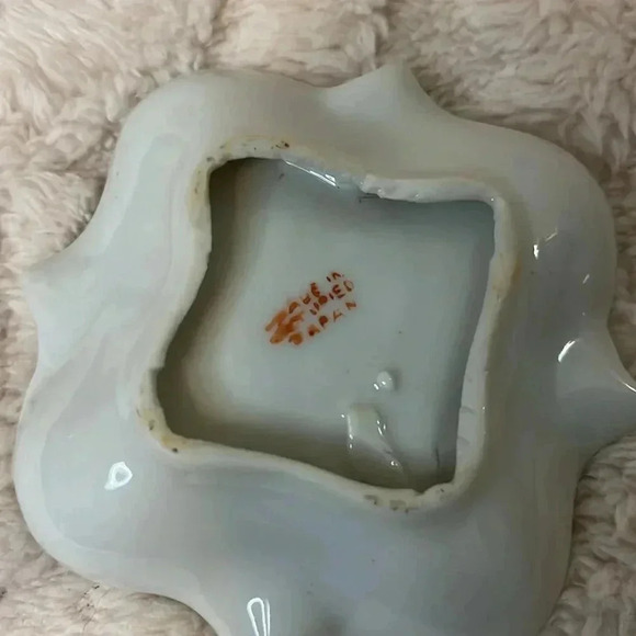 Two Rose White Green Gold Made in Occupied Japan Ashtrays - Picture 3 of 3